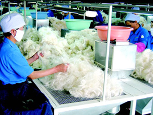 ������q�a(ch��n)�I(y��)�İl(f��)չ�F(xi��n)���c��(zh��n)�Զ�λ