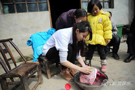 伊能靜投身公益帶領(lǐng)孩子們讀書