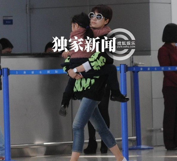 馬伊琍舉家出游現(xiàn)身機場不見文章