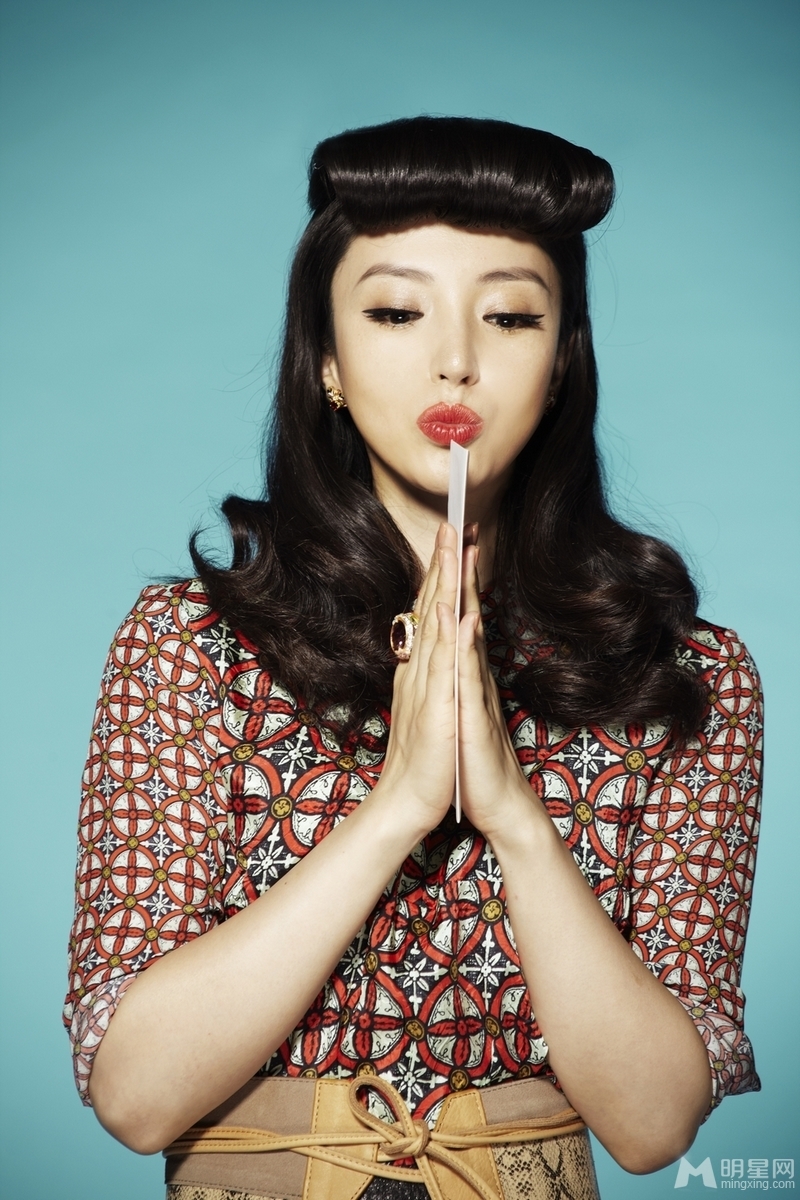 董璇秀美時(shí)尚寫真