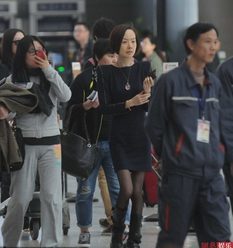 陳魯豫著黑絲現(xiàn)身機場