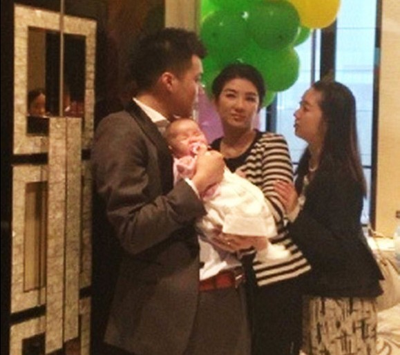 黃奕女兒“百日宴”內(nèi)場圖曝光