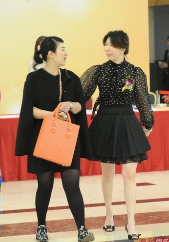 黃奕現(xiàn)身酒店露大象腿