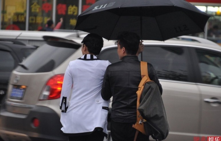 黃奕獲助理扶持撐傘細心照顧