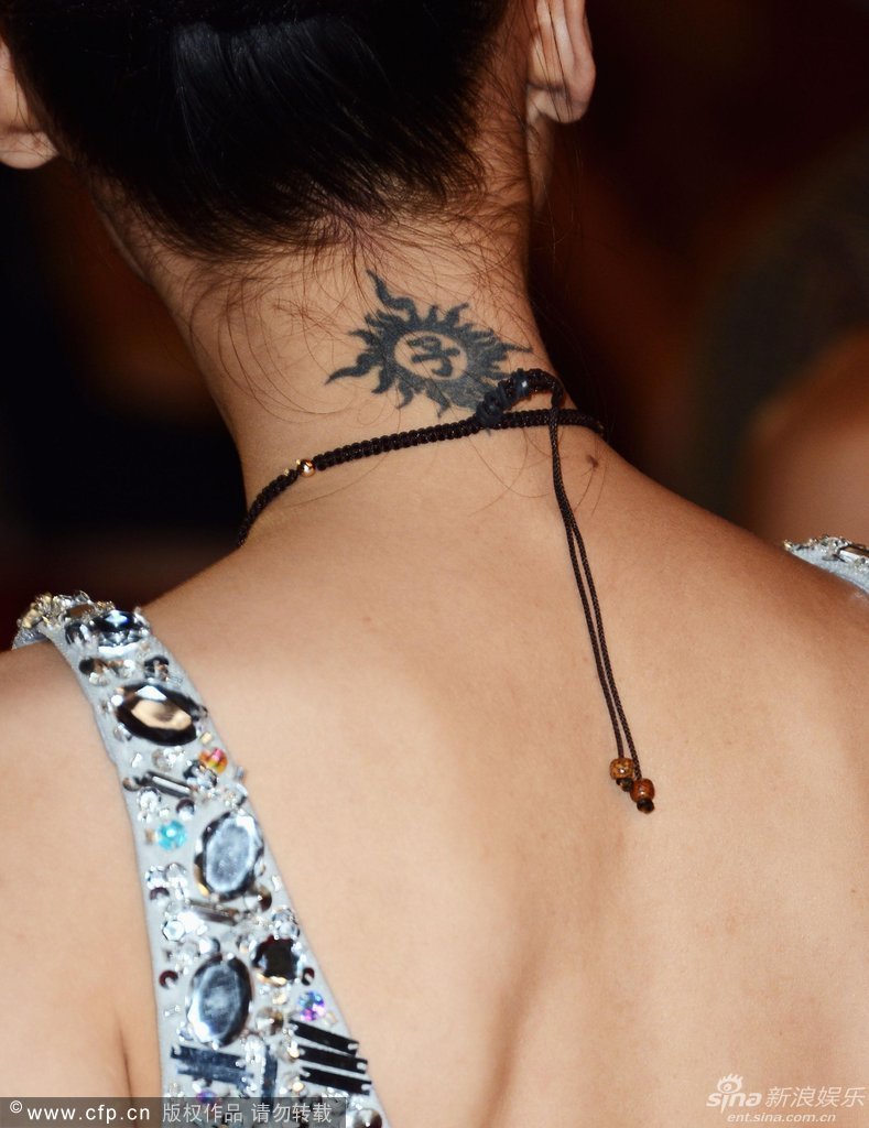 黃圣依戛納走秀亮片禮服惹眼秀紋身