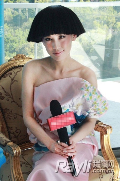 黃圣依戀上短發(fā)