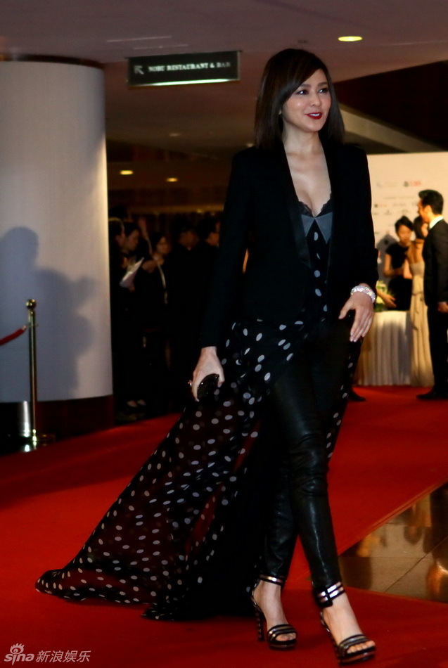 關(guān)之琳低胸事業(yè)線搶鏡120萬拍得雕塑