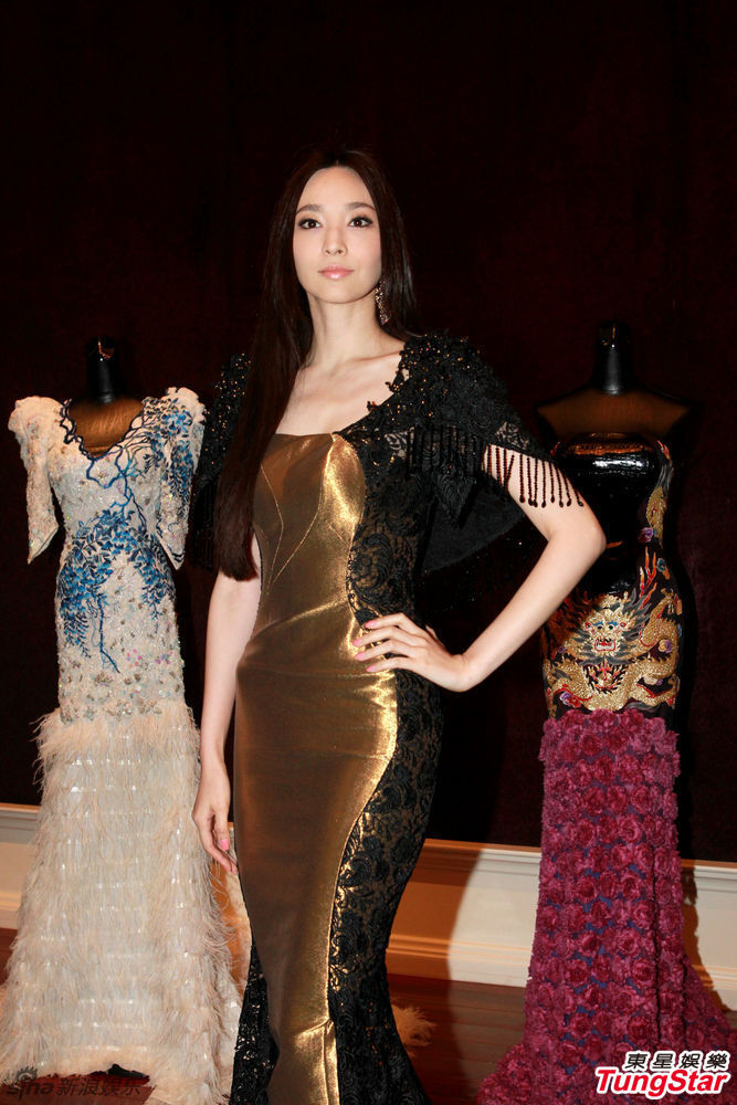吳佩慈金色黑紗長裙亮相 身段優(yōu)美