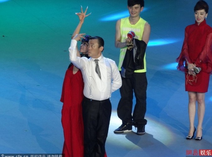 楊麗萍教周立波孔雀舞