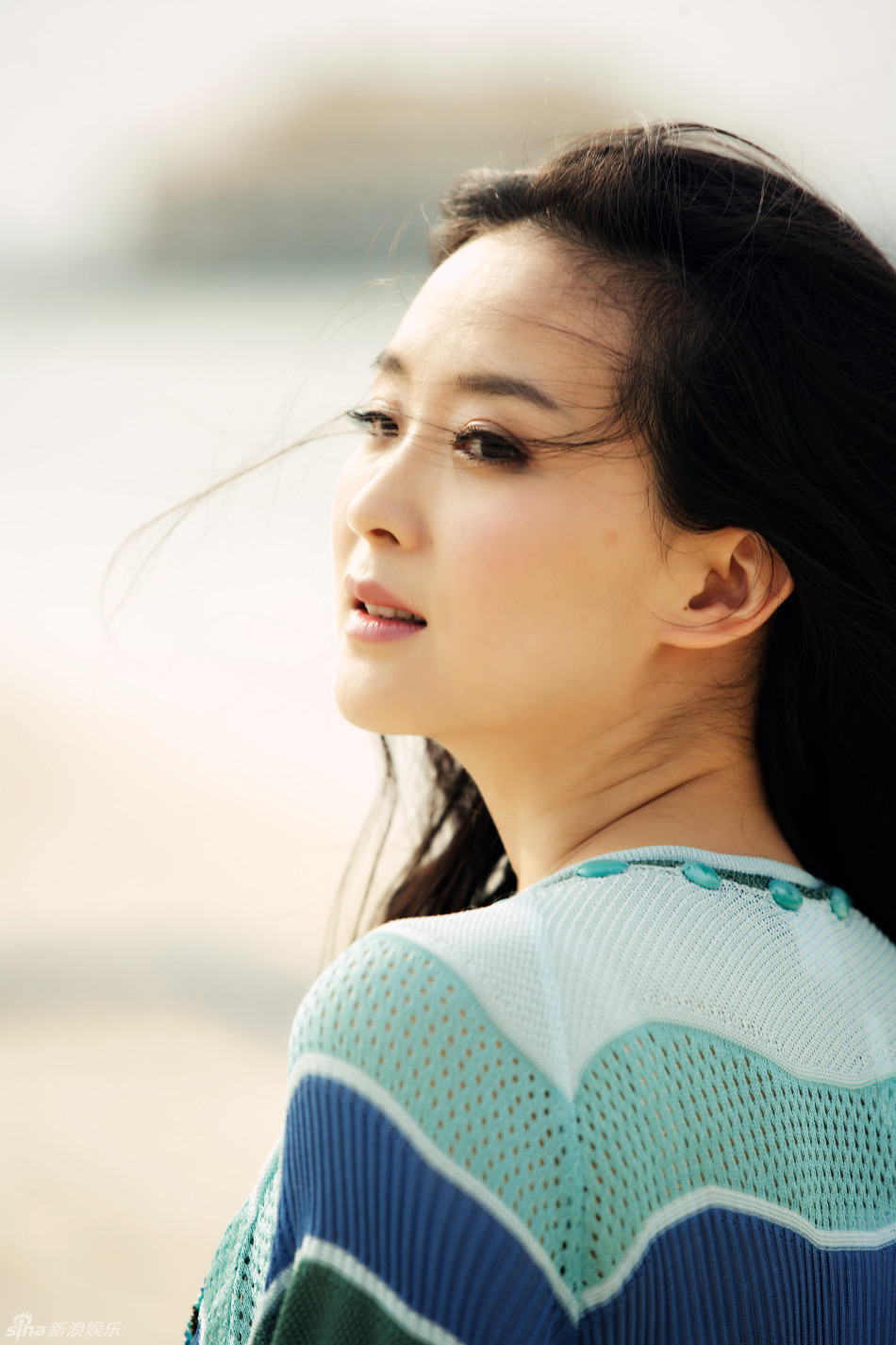 王艷海邊唯美靚照清新不輸少女