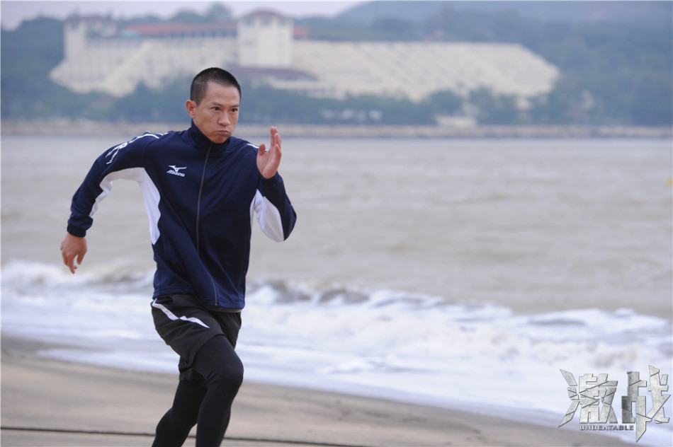 "激戰(zhàn)"曝張家輝訓練照海邊扛油桶石墩