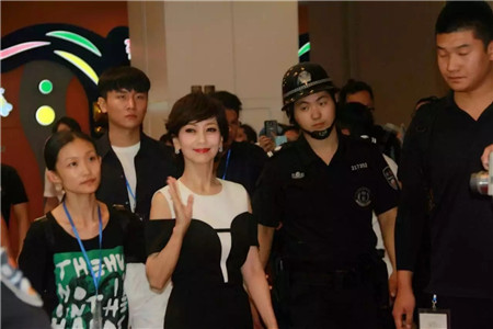 �w��֥�@�G���಩��Ҽ�����ɼ���W���R˹���u��������F(xi��n)��(ch��ng)