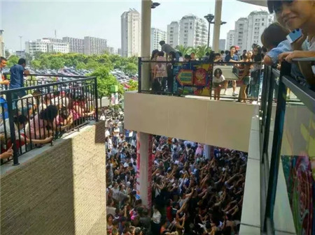 �w��֥�@�G���಩��Ҽ�����ɼ���W���R˹���u��������F(xi��n)��(ch��ng)