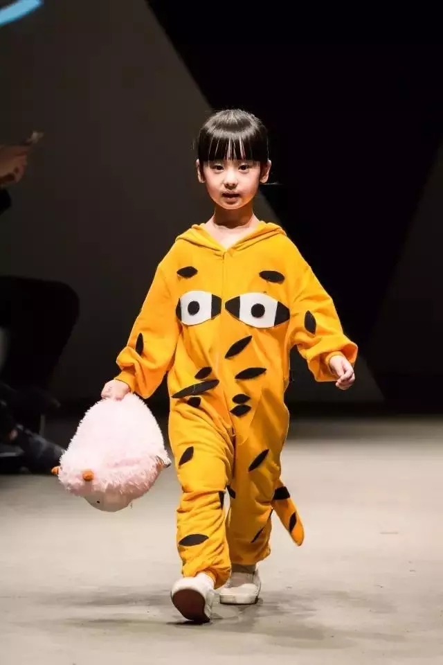 �r(sh��)���O(sh��)Ӌ(j��)���R��FASHIONSHOWCASE���z����(hu��)�ɞ麼�ݕr(sh��)��ƽ�_(t��i)