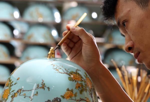 ���ڶYƷ�Ҿ�չ����ʢ��Ļȫ�̸������c(di��n)����