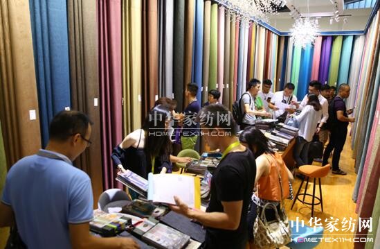 �ݳ޷�ɫ�����ؘ��L(f��ng)�R��ꇲ�ˇ�󿧂������ڼҼ�չ��(hu��)���ݕr(sh��)�д�