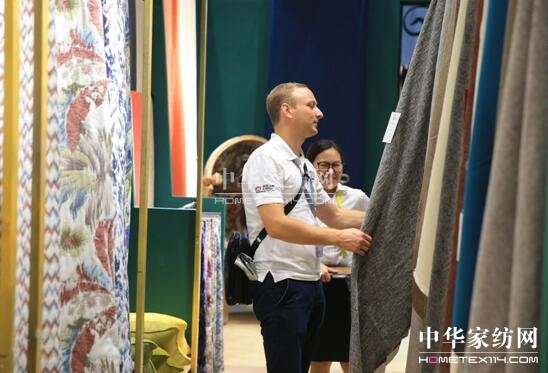 �ݳ޷�ɫ�����ؘ��L(f��ng)�R��ꇲ�ˇ�󿧂������ڼҼ�չ��(hu��)���ݕr(sh��)�д�