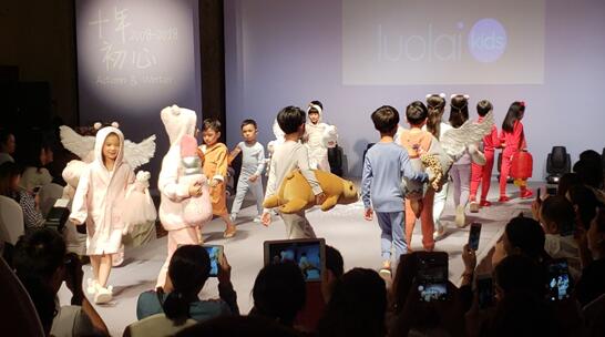 �۽���ͯ���I(y��)˯�߾��찲ȫ���򡪡�ʮ�����ح�_�R��ͯ2018�ﶬ��Ʒ�l(f��)�����A�M��Ļ