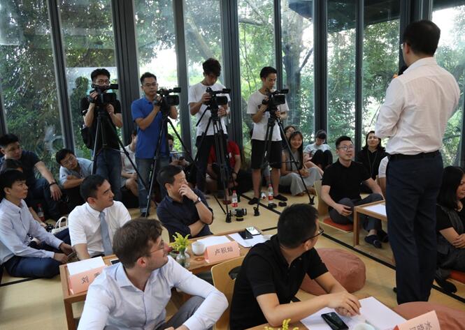 ����Ȼ���ؾ�����������һ��(ch��ng)���ӵİl(f��)����(hu��)