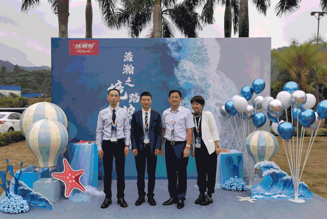 �����֮����̤��ǰ�С���������˹2021������Ʒ�l(f��)����(hu��)�A�M�ɹ���